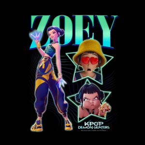 Può includere: Illustrazione digitale con la parola "ZOEY" in turchese. Presenta un personaggio con un top turchese e pantaloni gialli e blu. L'immagine include anche tre ritratti di personaggi in cornici a forma di stella e il testo "KPOP DEMON HUNTERS".