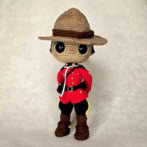 Kanadischer Mountie Mütze, Häkelanleitung: Amigurumi Anleitung (PDF Download)
