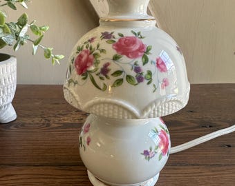 Lampa nocna Cottagecore w kolorze różowej róży z porcelany w stylu vintage z motywem kwiatowym