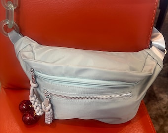 Bolso bandolera multibolsillos con correa ajustable y dije de cereza gratis