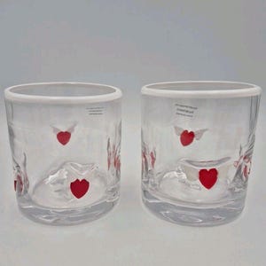 2 vasos de zumo transparentes con icono de corazón alado de Anthropologie para cócteles Valentine Rocks imagen 2