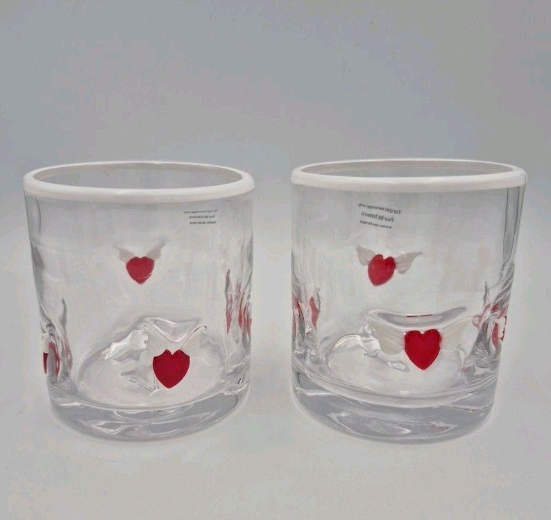 2 vasos de zumo transparentes con icono de corazón alado de Anthropologie para cócteles Valentine Rocks imagen 2