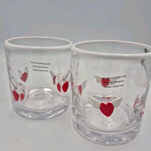 2 vasos de zumo transparentes con icono de corazón alado de Anthropologie para cócteles Valentine Rocks imagen 8
