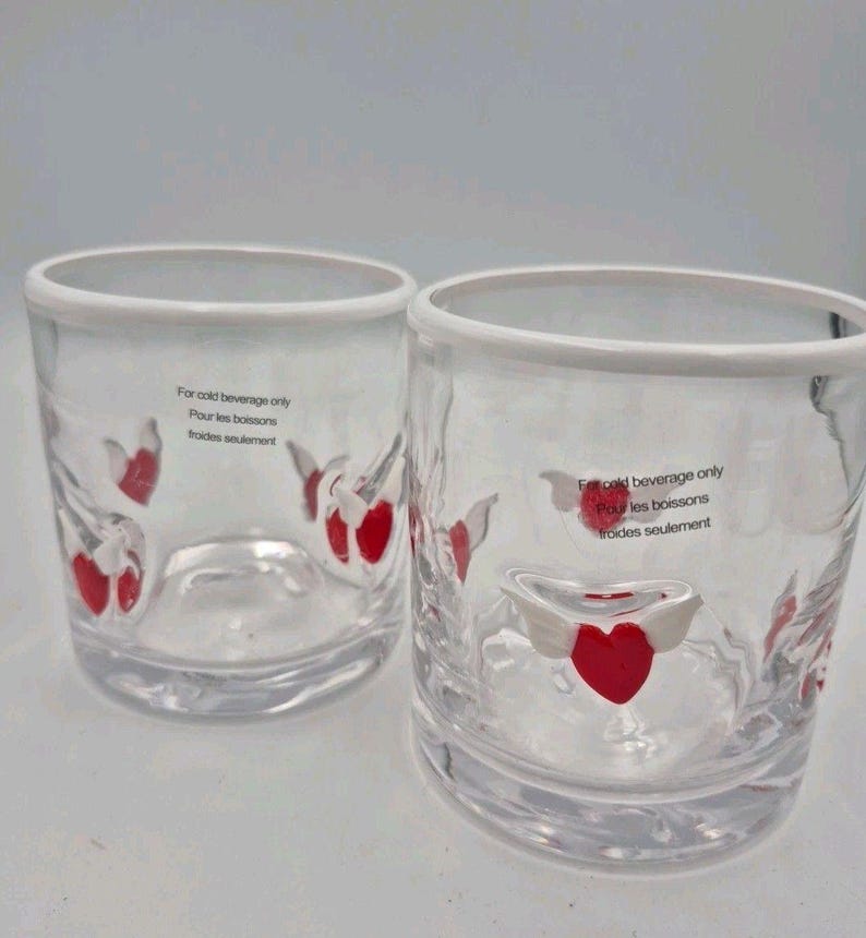 2 vasos de zumo transparentes con icono de corazón alado de Anthropologie para cócteles Valentine Rocks imagen 8
