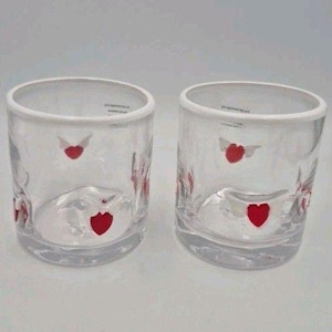 2 vasos de zumo transparentes con icono de corazón alado de Anthropologie para cócteles Valentine Rocks imagen 1