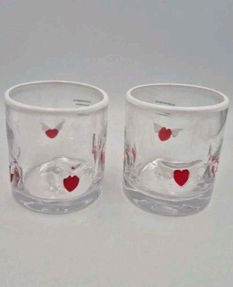 2 vasos de zumo transparentes con icono de corazón alado de Anthropologie para cócteles Valentine Rocks imagen 1