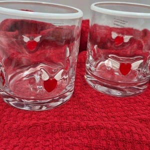 2 vasos de zumo transparentes con icono de corazón alado de Anthropologie para cócteles Valentine Rocks imagen 4