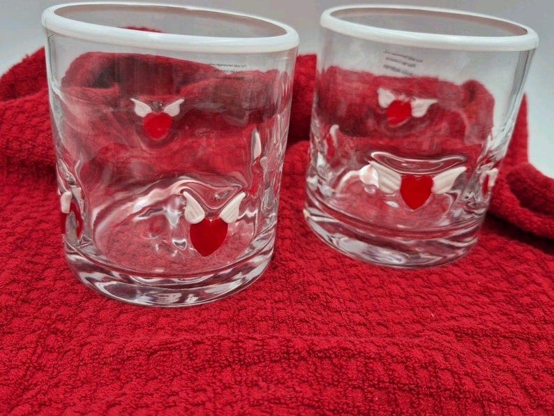 2 vasos de zumo transparentes con icono de corazón alado de Anthropologie para cócteles Valentine Rocks imagen 4