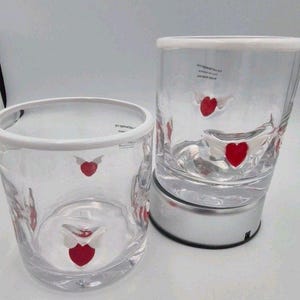 2 vasos de zumo transparentes con icono de corazón alado de Anthropologie para cócteles Valentine Rocks imagen 6