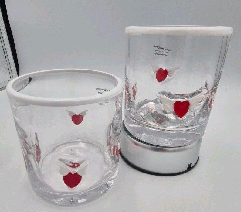 2 vasos de zumo transparentes con icono de corazón alado de Anthropologie para cócteles Valentine Rocks imagen 6