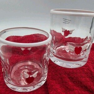 2 vasos de zumo transparentes con icono de corazón alado de Anthropologie para cócteles Valentine Rocks imagen 5