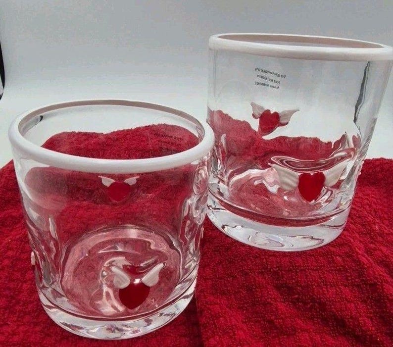 2 vasos de zumo transparentes con icono de corazón alado de Anthropologie para cócteles Valentine Rocks imagen 5