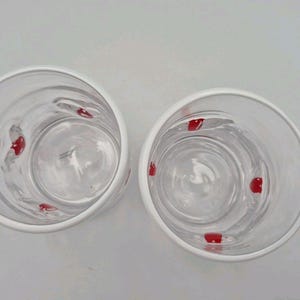 2 vasos de zumo transparentes con icono de corazón alado de Anthropologie para cócteles Valentine Rocks imagen 9