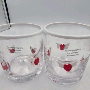 2 vasos de zumo transparentes con icono de corazón alado de Anthropologie para cócteles Valentine Rocks imagen 7