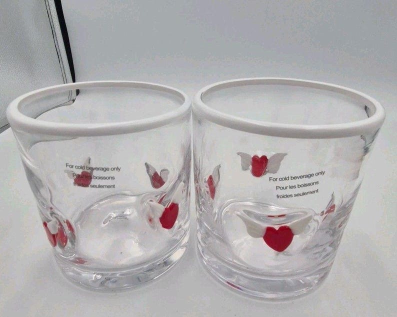 2 vasos de zumo transparentes con icono de corazón alado de Anthropologie para cócteles Valentine Rocks imagen 7