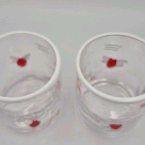 2 vasos de zumo transparentes con icono de corazón alado de Anthropologie para cócteles Valentine Rocks imagen 3