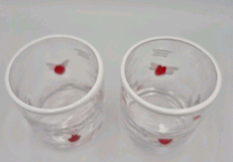 2 vasos de zumo transparentes con icono de corazón alado de Anthropologie para cócteles Valentine Rocks imagen 3