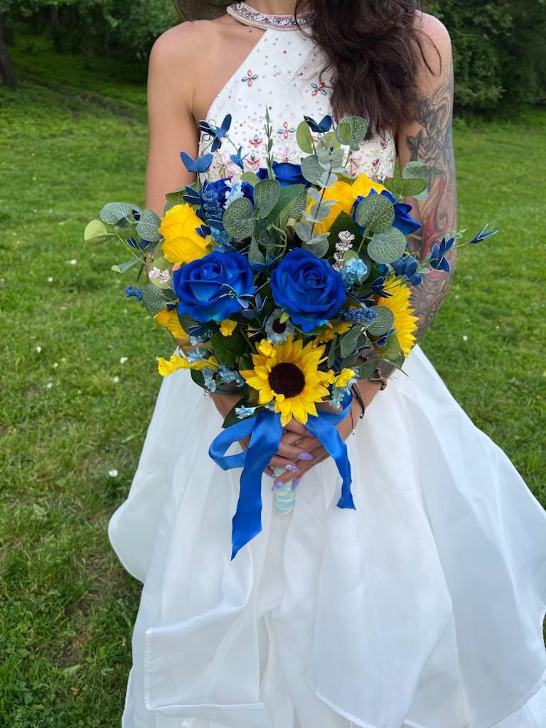 Sunflower and royal blue bouquet - Etsy México, image size:768x1024