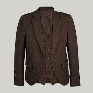 Puede incluir: Un conjunto de chaqueta y chaleco de tweed marrón. La chaqueta tiene solapas con muescas, charreteras y puños abotonados. El chaleco tiene una botonadura frontal. El conjunto está hecho de tela texturizada.