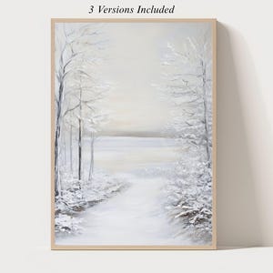 Op de afbeelding: Een ingelijst winters landschapsschilderij. Het kunstwerk toont een met sneeuw bedekt pad dat door een bos van kale bomen slingert. Het kleurenpalet is voornamelijk wit, grijs en beige, wat een serene en vredige scène creëert. De tekst "3 Versions Included" staat bovenaan.