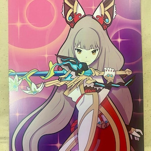 Può includere: Un'illustrazione vibrante di un personaggio con lunghi capelli grigi, orecchie da volpe e un abito rosso e bianco. Il personaggio tiene in mano un'arma blu e oro dettagliata su uno sfondo rosa e viola con effetti a stella.