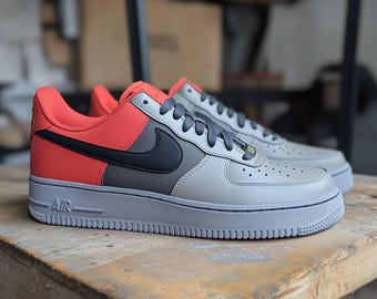 Nike Air Force 1 Sneakers personalizzate / Tonalità cremisi