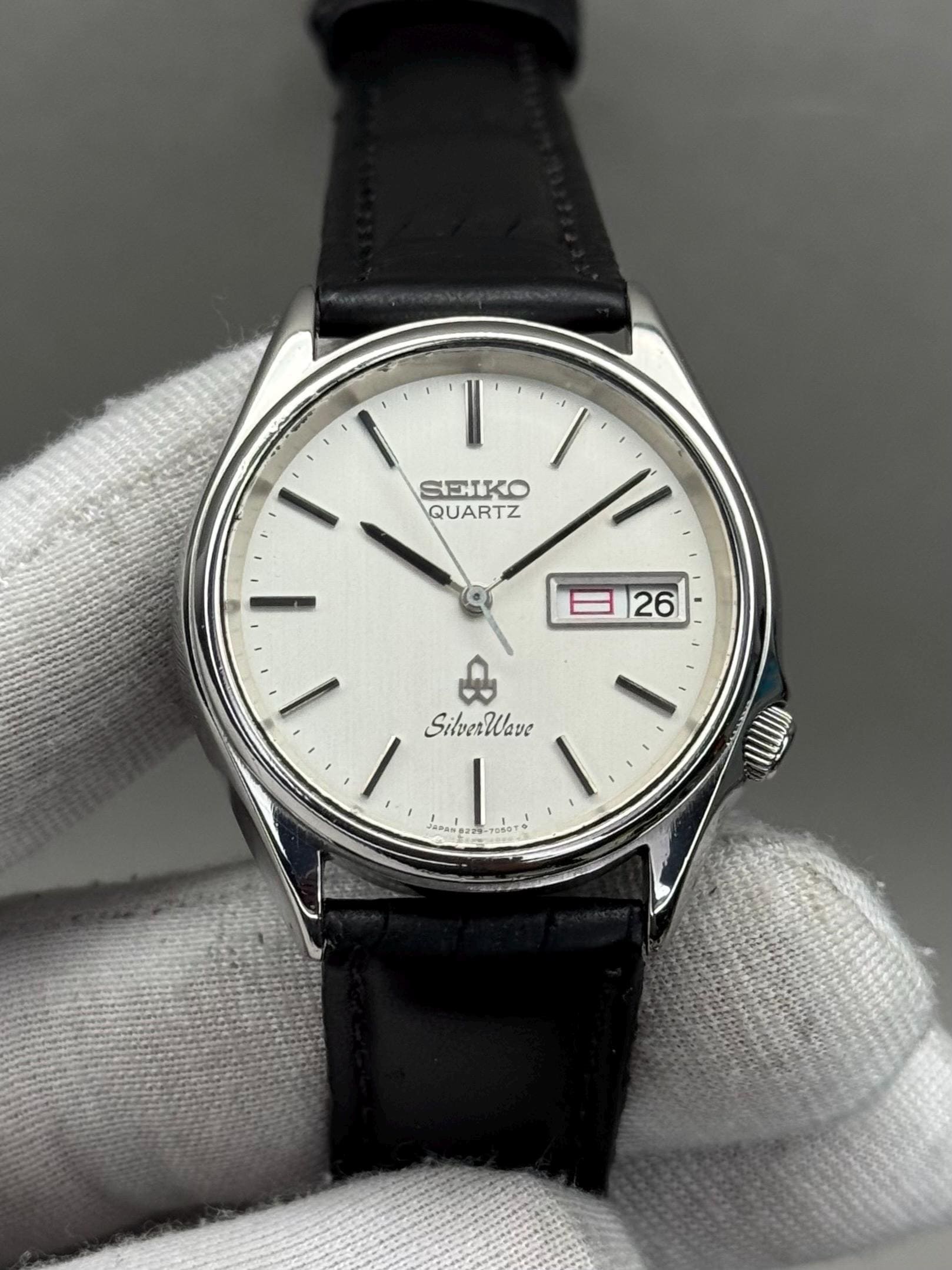 Rare Seiko Silverwave 8229-7030 Classics Round Shape Silver Dial