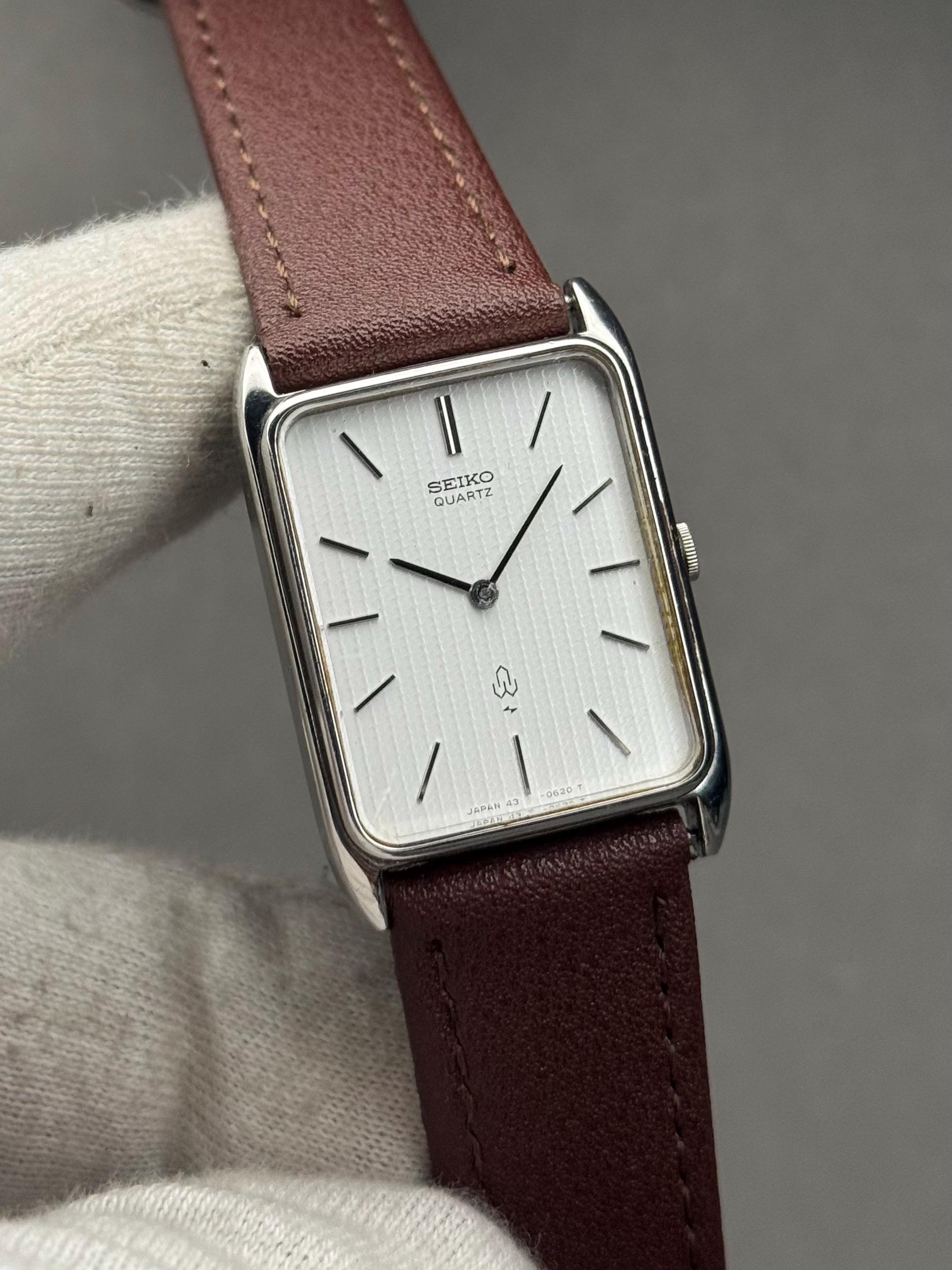 忌際　chariots 1976 SEIKO Chariot Quartz 43-3261 White Textured Dial for Men's