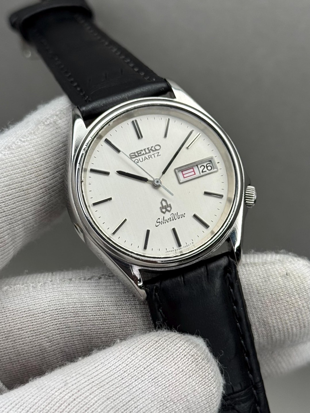 Rare Seiko Silverwave 8229-7030 Classics Round Shape Silver Dial