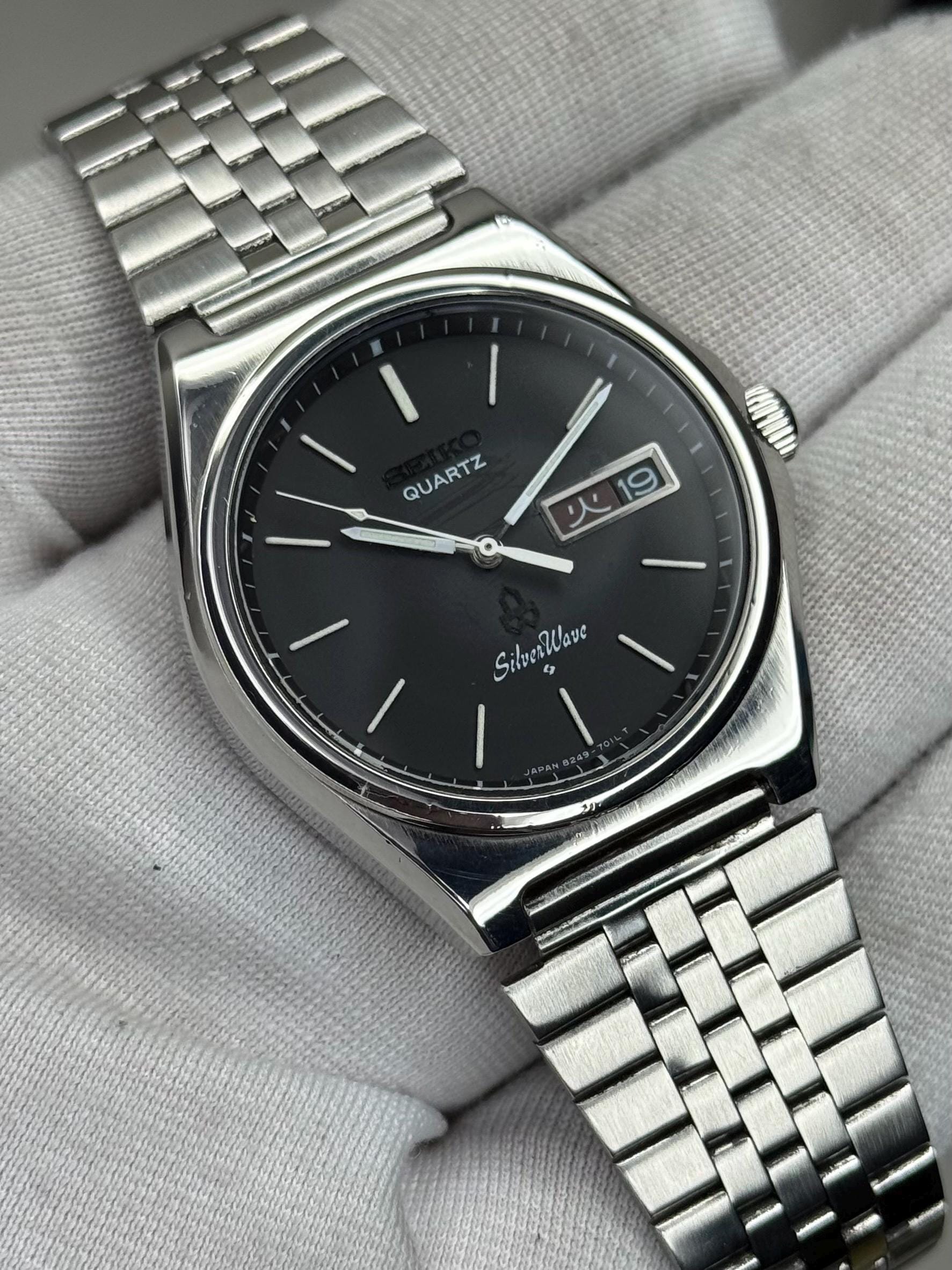 SEIKO QUARTZ シルバーウェーブ　クォーツ 腕時計 8249-700B Rare Seiko Silverwave 8249-700B Classics Round Shape Black Dial