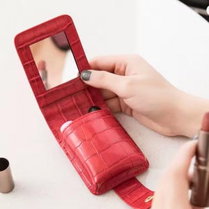 Mini Lippenstift Fall mit Spiegel Leder kleine Kosmetiktasche mit Knopf tragbar Make-up-Veranstalter Geschenk für ihre Party Reise-Make-up-Fall Geschenk