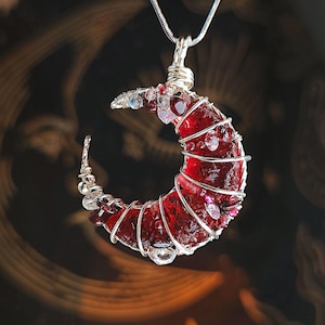 Colar artesanal com pingente de lua em granada | Joia gótica celestial com arame | Colar de cristal vermelho-sangue para um toque místico e romântico