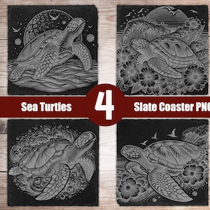 Op de afbeelding: Vier vierkante leistenen onderzetters met gegraveerde zeeschildpadontwerpen. Elke onderzetter heeft een andere zeeschildpadillustratie met oceaan- en bloemenelementen. De tekst "Sea Turtles" en "Slate Coaster PNG" zijn ook aanwezig.
