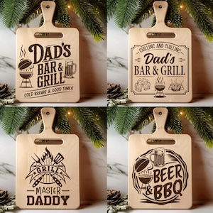 Puede incluir: Cuatro tablas de cortar de madera con asas, cada una con un diseño diferente con temática de barbacoa. Una dice "Dad's Bar & Grill" con una parrilla y una jarra de cerveza. Otra dice "Grilling and Chilling Dad's Bar & Grill". La tercera dice "Grill Master Daddy". La última dice "Beer & BBQ".
