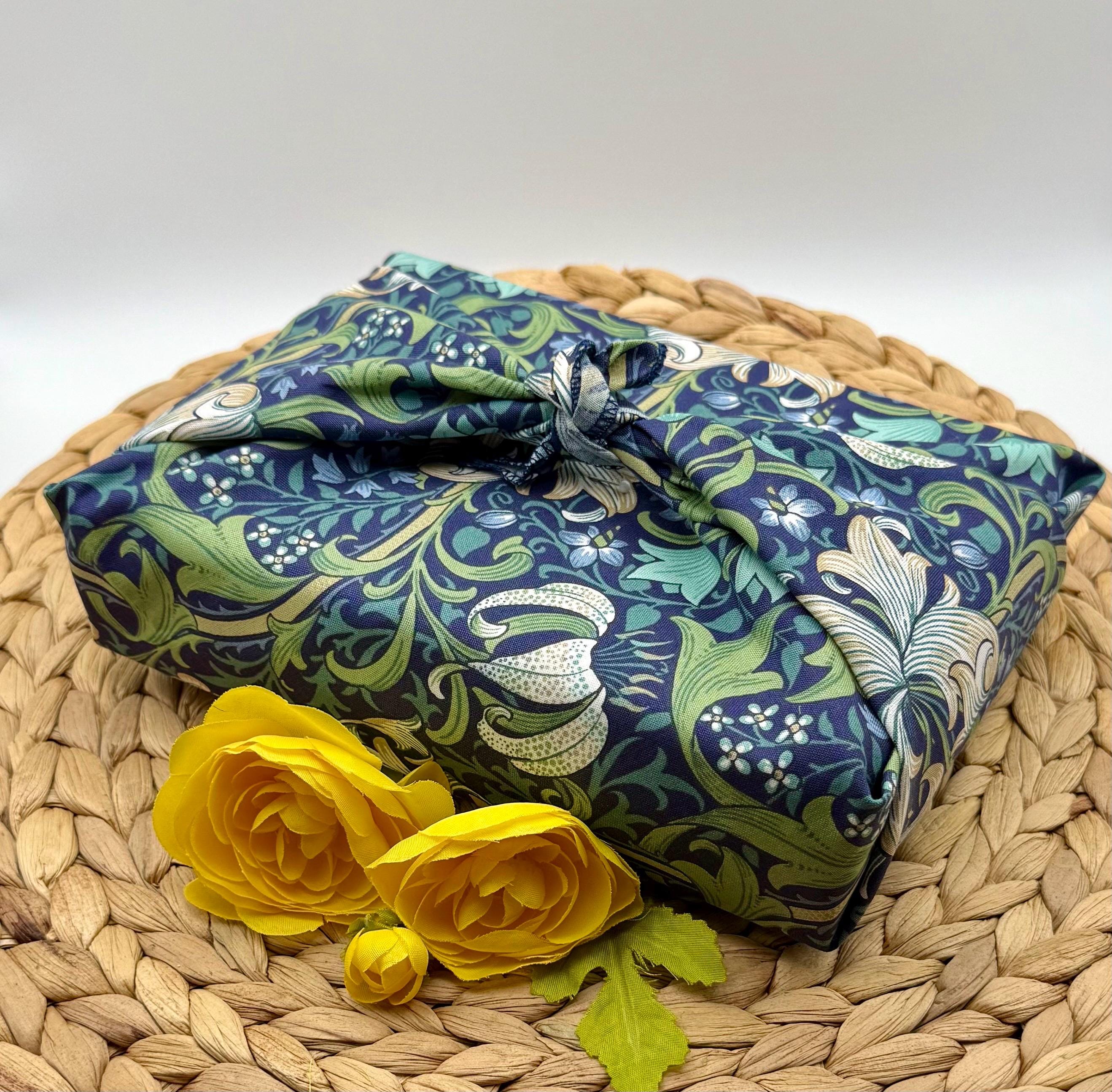Wiederverwendbare Stoff-Geschenkverpackung William Morris Golden Lily in Navy