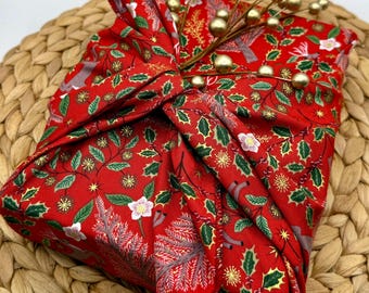 Papel de regalo de tela reutilizable hecho a mano con ciervos y acebo - Rojo