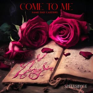 以下が含まれることがあります： 開いた本と赤いバラのロマンチックな画像。「COME TO ME」と「SAME DAY CASTING」の文字が上部に表示されています。「PLEASE」の文字が本に書かれています。画像は暗くロマンチックな雰囲気です。