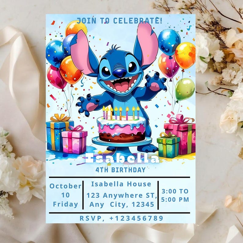 K&ouml;nnte beinhalten: Eine Geburtstagseinladung mit einer blauen Cartoonfigur, einem Kuchen mit Kerzen und Luftballons. Die Einladung enth&auml;lt den Text "JOIN TO CELEBRATE!" und Details f&uuml;r eine 4. Geburtstagsfeier, einschlie&szlig;lich des Namens "Isabella".