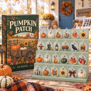Może przedstawiać: Kalendarz adwentowy Pumpkin Patch z motywem zbiorów oraz 24 numerowanymi, przezroczystymi ozdobami akrylowymi na zielonym drewnianym stojaku. Każda ozdoba przedstawia jesienne motywy, takie jak dynie, liście i słoneczniki w wyraźnym stylu.