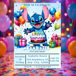 K&ouml;nnte beinhalten: Eine Geburtstagseinladung mit einer blauen Cartoonfigur, die einen Kuchen mit Kerzen h&auml;lt. Die Einladung enth&auml;lt den Text "JOIN TO CELEBRATE!" und Details f&uuml;r Isabellas 4. Geburtstag, einschlie&szlig;lich Datum, Uhrzeit und Ort.