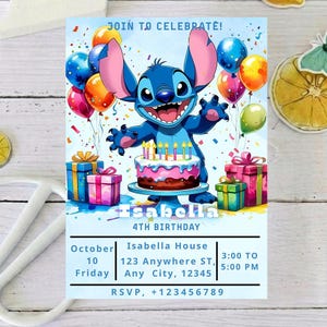 K&ouml;nnte beinhalten: Geburtstagseinladung mit einer blauen Cartoonfigur, die einen Kuchen mit Kerzen h&auml;lt. Die Einladung enth&auml;lt den Text &bdquo;JOIN TO CELEBRATE!&ldquo; und Details f&uuml;r Isabellas 4. Geburtstag, mit Luftballons und Geschenken.