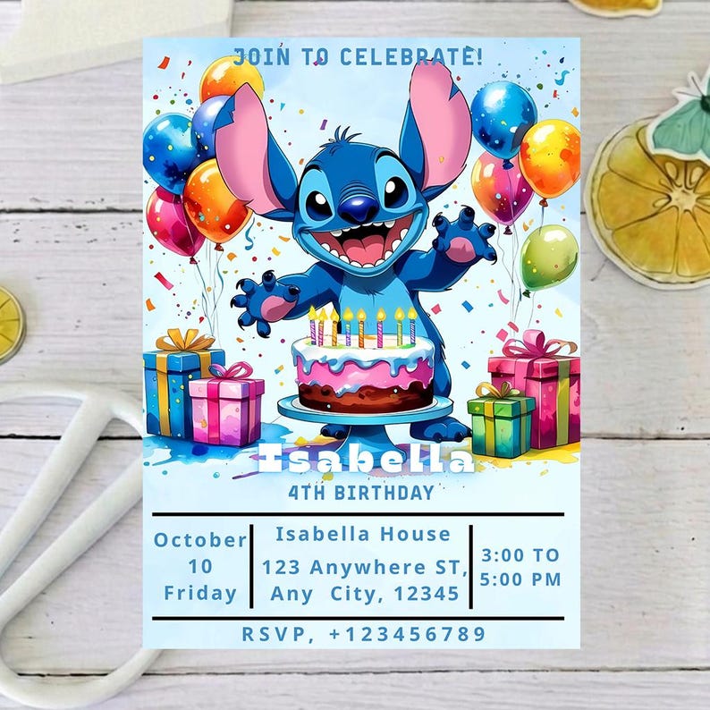 K&ouml;nnte beinhalten: Geburtstagseinladung mit einer blauen Cartoonfigur, die einen Kuchen mit Kerzen h&auml;lt. Die Einladung enth&auml;lt den Text &bdquo;JOIN TO CELEBRATE!&ldquo; und Details f&uuml;r Isabellas 4. Geburtstag, mit Luftballons und Geschenken.