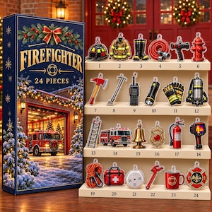 Könnte beinhalten: Ein Feuerwehr-Adventskalender-Set mit einer hohen blauen Schachtel, die eine Feuerwache zeigt, und 24 nummerierten Acryl-Anhängern, darunter ein Helm, eine Jacke, Stiefel, ein Schlauch, ein Hydrant, eine Axt, eine Leiter und ein Feuerwehrauto.