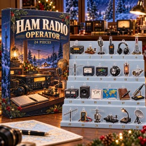 Op de afbeelding: Een Ham Radio Operator adventskalender met een wintertafereel en 24 genummerde acryl ornamenten op een lichtblauwe trapvormige standaard. De ornamenten bevatten miniatuurradio's, microfoons, antennes, koptelefoons en elektronische apparatuur.