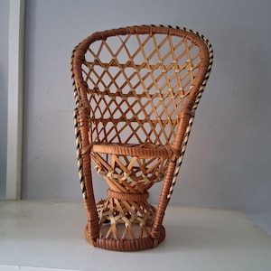 Vintage miniature ratten peacock chair • 1970&#39;s • tiny plant stand for shelf