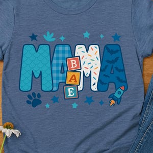 Camiseta linda para mamá – Camiseta con bloques de letras y divertidos estampados azules – Camiseta divertida para mamás, ideal para el día a día, regalo para baby shower.