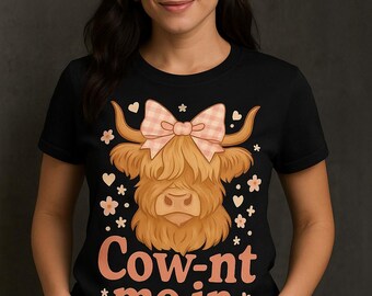 Highland Kuh PNG: Cowgirl Clipart mit Schleife - ""Cow-nt Me In"" Design."