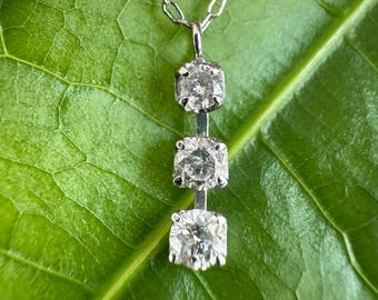 Collier en or blanc massif 18 carats avec trois diamants, pendentif goutte linéaire voyage, délicats diamants gradués, trilogie