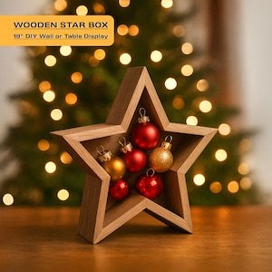 Può includere: Una scatola in legno a forma di stella con finitura marrone chiaro, contenente diversi piccoli ornamenti sferici rossi e dorati. Il testo sull'immagine recita: WOODEN STAR BOX 18" DIY Wall or Table Display. La scatola ha cinque punte.