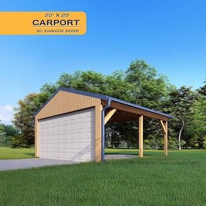 以下が含まれることがあります： 青い空の下、緑の草と木々を背景にした、ガレージドア付きの木製カーポート。 カーポートには、黄色のバナーに「20' x 20' Carport w/ Garage Door」と表示されています。